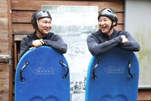 左から、かまいたち山内、チョコレートプラネット長田。(c)フジテレビ