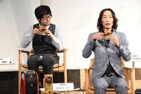 「広島もみじラテ」を味わう広島県出身のGAG・SJ（右）。