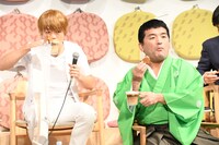 「広島もみじラテ」を味わうおばたのお兄さん、すゑひろがりず三島（左から）。