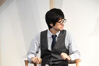 ラテアート世界チャンピオンに鋭い視線を送り、うなずくGAG福井。