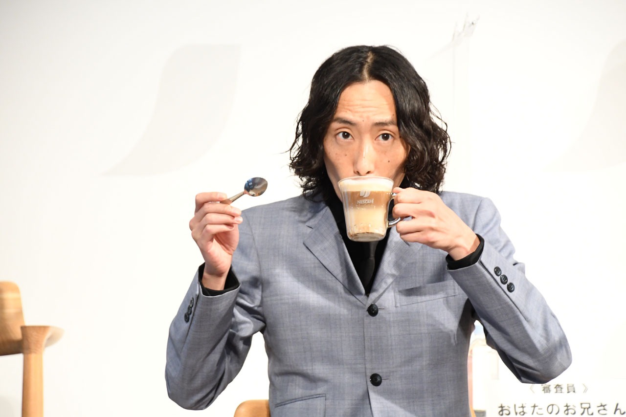 「おかゆラテ」を味わうGAG・SJ。
