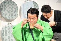 「食べられるカフェラテ」を味わうすゑひろがりず南條。