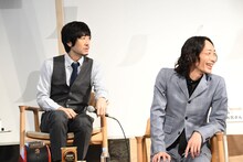 大賞のいしいそうたろうに「元サッカー日本代表の松井大輔です。いいシュートを決められてますね」とコメントするGAG福井（左）。