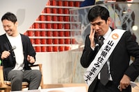 佐藤浩市になりきったまま大賞の喜びを表現するいしいそうたろう。