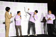 「娘の芋掘り大会でこれくらいの芋が収穫できた」と話すかまいたち濱家。これは事実ではないらしい。