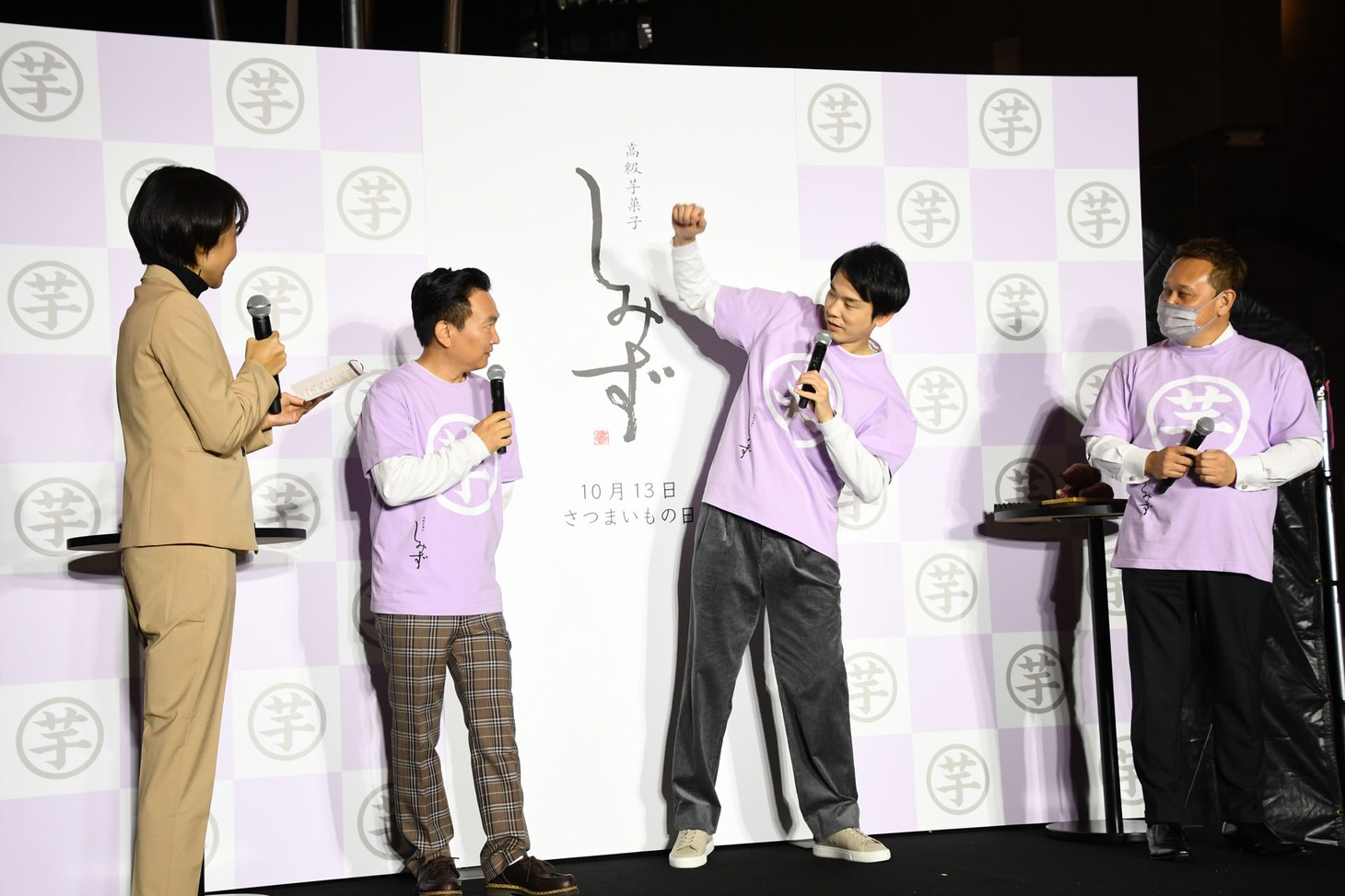 「娘の芋掘り大会でこれくらいの芋が収穫できた」と話すかまいたち濱家。これは事実ではないらしい。