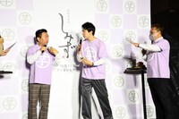 「食べられない」と言われているのに包み紙ごと食べられると山内に伝えるかまいたち濱家。