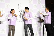 「食べられない」と言われているのに包み紙ごと食べられると山内に伝えるかまいたち濱家。