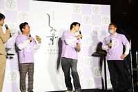 包み紙ごと食べられるか社長に尋ねるかまいたち濱家。