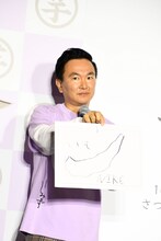 しみずのロゴを考案するかまいたち山内。「いもNIKE」。