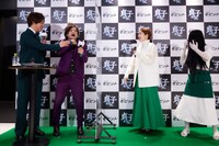 左からぺこぱ、小芝風花、貞子。