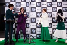 左からぺこぱ、小芝風花、貞子。