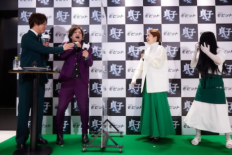 左からぺこぱ、小芝風花、貞子。