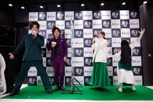 左からぺこぱ、小芝風花、貞子。