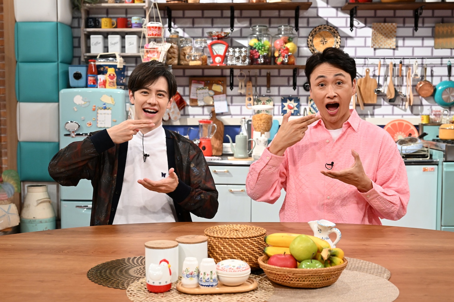 「朝メシまで。」MCの（左から）ウエンツ瑛士、アンジャッシュ児嶋。(c)テレビ朝日