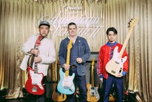 野性爆弾くっきー！（左）とハマ・オカモト（右）と、フェンダーミュージック 代表取締役社長 アジアパシフィック統括 エドワード・コール氏。