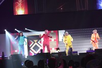 レインボーイズによるパフォーマンスの様子。