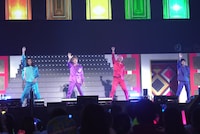 レインボーイズによるパフォーマンスの様子。