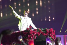 佐藤栞里扮する佐藤萬之助。