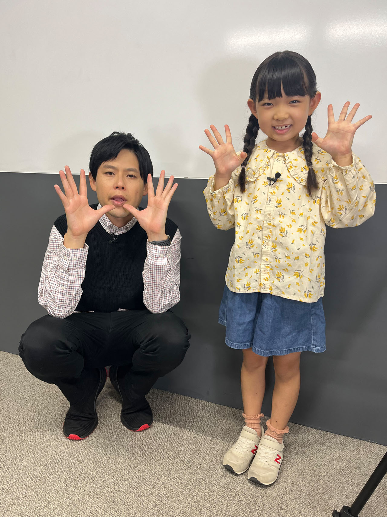 子供たちに漢字の覚え方を教えるオジンオズボーン篠宮（左）。