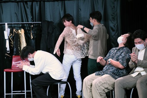 着替えにもたつくヤジマリー。。ミキ亜生に手伝ってもらうが腕がうまく入らない。