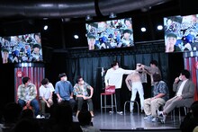 衣装が破れていてうまく着られず、相席スタート山添とミキ亜生に手伝ってもらう。