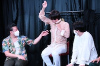 脇に大きく穴が開いている。