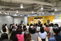 DVD「町のクチビル代理店」発売記念イベントの様子。