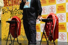 ビスケットブラザーズの「キングオブコント」王者ジャケット。開始すぐにイスにかけられる。