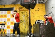 撮影タイムで1ボーカル・1DJスタイルのユニット風に振る舞うビスケットブラザーズ。