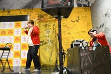 撮影タイムで1ボーカル・1DJスタイルのユニット風に振る舞うビスケットブラザーズ。