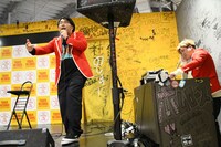 撮影タイムで1MC・1DJスタイルのユニット風に振る舞うビスケットブラザーズ。