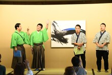 「狂言を見たことないよーって方？」と聞かれて手を挙げるすゑひろがりず三島（左から2人目）。