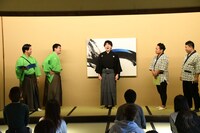 狂言で「大笑い」を表現する野村太一郎（中央）。