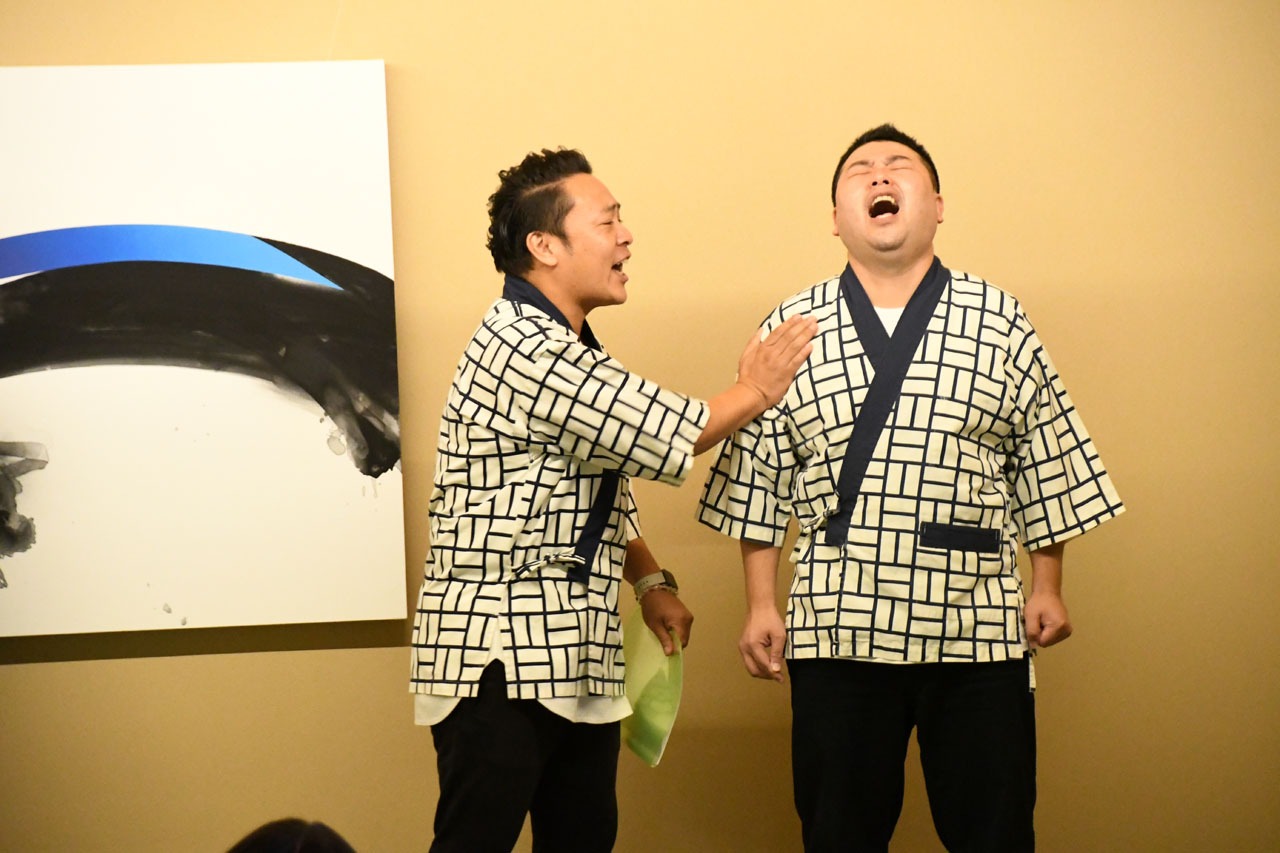 キーが高すぎてツッコまれる清水啓之（右）。