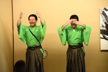 狂言で「泣く」表現に挑戦するすゑひろがりず。