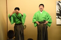 「泣く」から「大笑い」になるすゑひろがりず三島（右）。