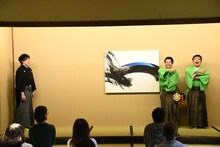 猿を演じるすゑひろがりず。