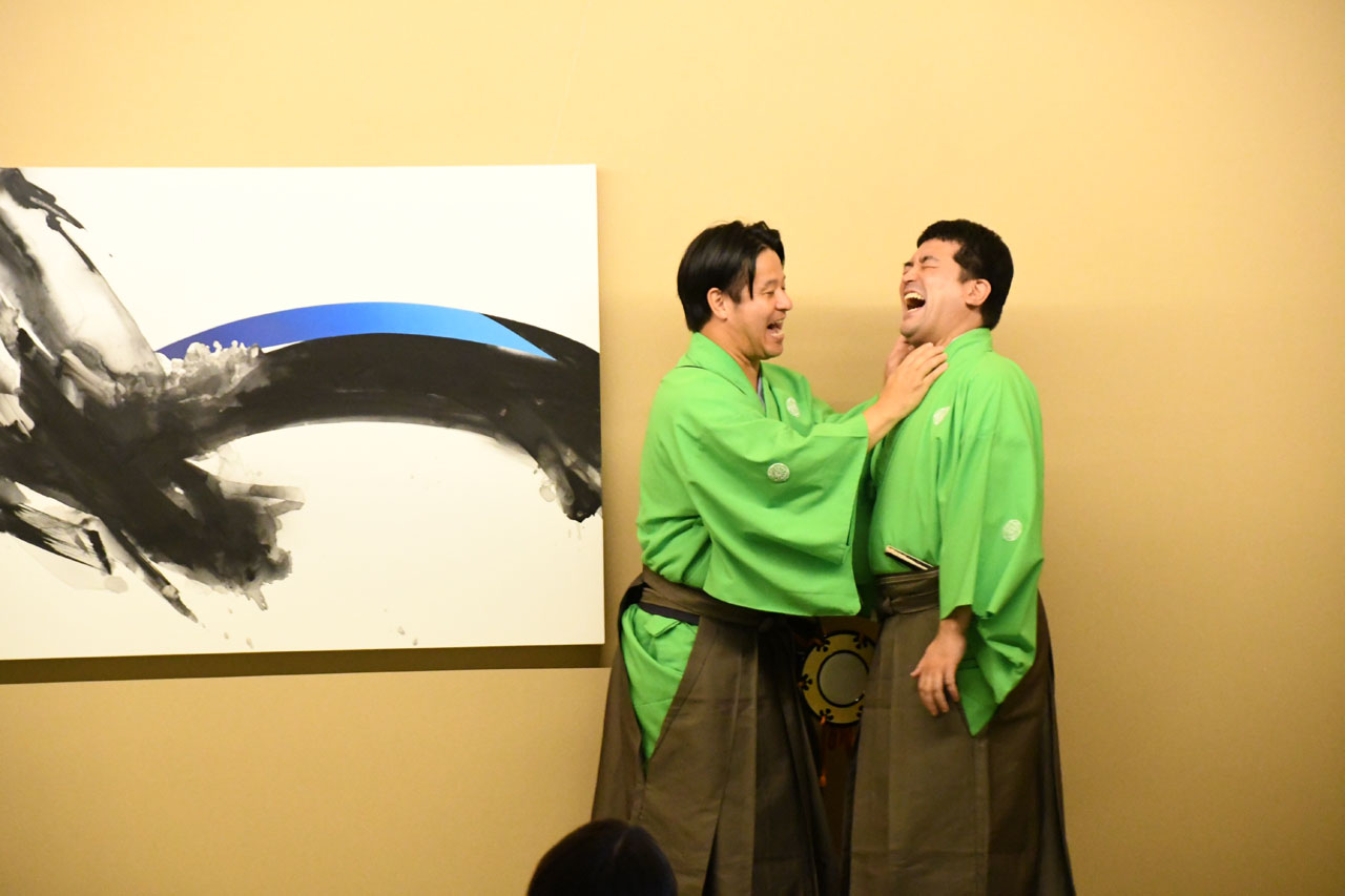 右の脇腹をかく猿の演技から、普段のように「肌がかゆくなってきた三島」を表現するすゑひろがりず。
