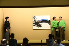 猿ではなくかゆみを表現するすゑひろがりず。かゆい三島と、薬を塗ってやる南條。