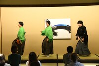 野村太一郎（右）と一緒に狂言の演目の一幕を演じるすゑひろがりず。