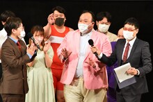 「まーちゃんごめんね」をトークコーナーで満を持して披露して客席の拍手を受け、このフレーズが市民権を得たと囃し立てられるママタルト大鶴肥満（中央）。