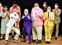 MCの南海キャンディーズ山里に衣装の鮮やかさや容姿などの共通点をいじられ、トークコーナーでずらりと並んだ（手前左から）錦鯉・長谷川、シシガシラ脇田、ママタルト大鶴肥満、きしたかの高野。