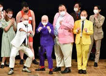 MCの南海キャンディーズ山里に衣装の鮮やかさや容姿などの共通点をいじられ、トークコーナーでずらりと並んだ（手前左から）錦鯉・長谷川、シシガシラ脇田、ママタルト大鶴肥満、きしたかの高野。
