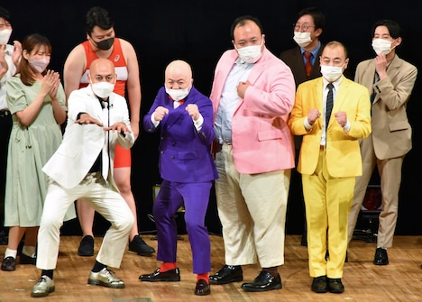 MCの南海キャンディーズ山里に衣装の鮮やかさや容姿などの共通点をいじられ、トークコーナーでずらりと並んだ（手前左から）錦鯉・長谷川、シシガシラ脇田、ママタルト大鶴肥満、きしたかの高野。