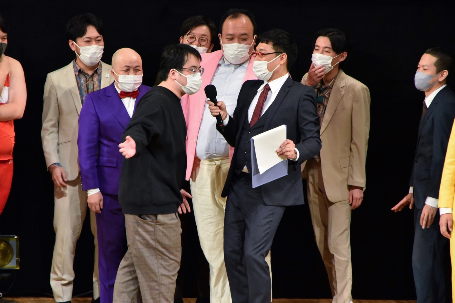 MCの南海キャンディーズ山里にガクヅケ木田（手前左）が圧をかけてのけぞらせるワンシーン。