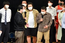 同居している（手前左から）ガクヅケ木田、サスペンダーズ古川。