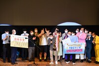 優勝を喜ぶサスペンダーズと出場芸人たち。