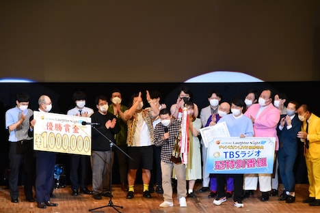 優勝を喜ぶサスペンダーズと出場芸人たち。
