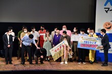 同居人のサスペンダーズ古川が優勝し、「マイナビ賞」も受賞できなかったガクヅケ木田（手前中央）がしゃがみ込むワンシーン。